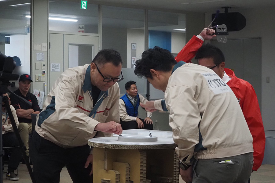 写真:加工機仕上げ職種コマ大戦※(ケンカコマ対決)