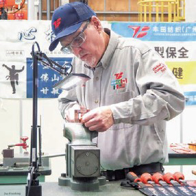写真：金型仕上げ