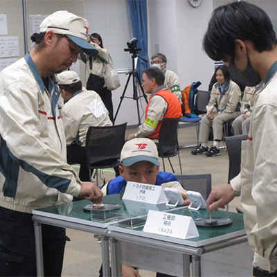 写真：加工機仕上げ職種コマ大戦※（ケンカコマ対決）