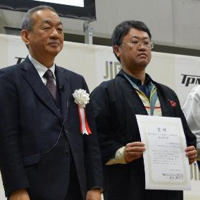 写真：受賞者代表　小田さん（右側）