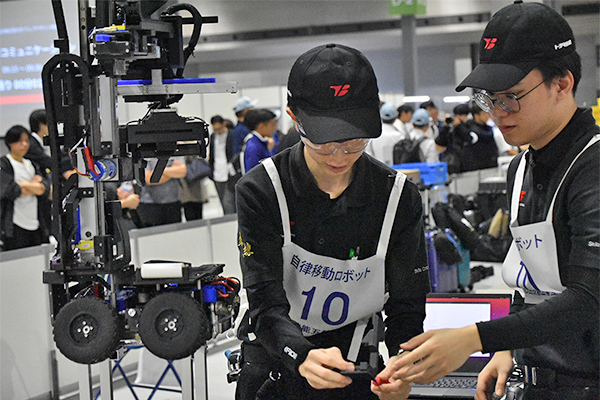 写真：自律移動ロボット