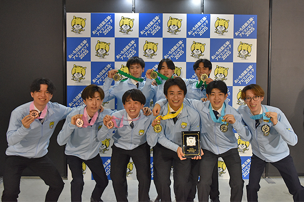写真：第63回技能五輪全国大会の入賞者9人