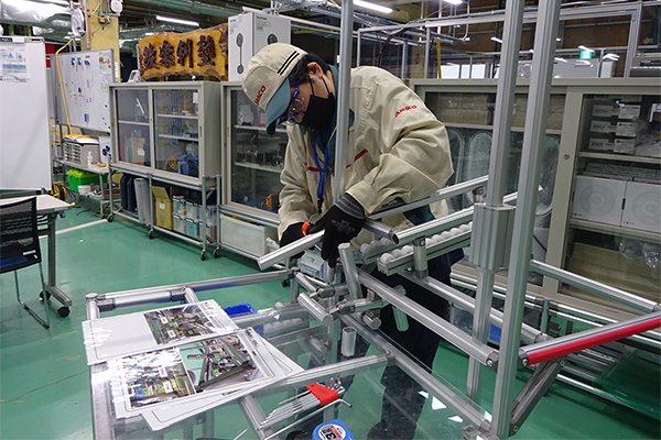 写真：からくりの機構を学ぶ実技課題を実施