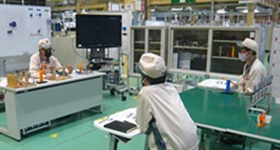 Photo:A student from the Toyohashi plant learning about Karakuri