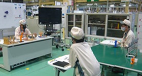 Photo:Students learning about Karakuri