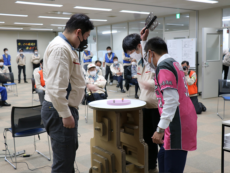 写真：コマ大戦（ケンカゴマ対決）