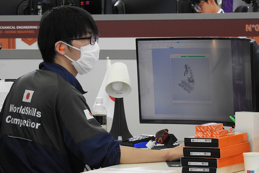 写真:機械製図種目に出場