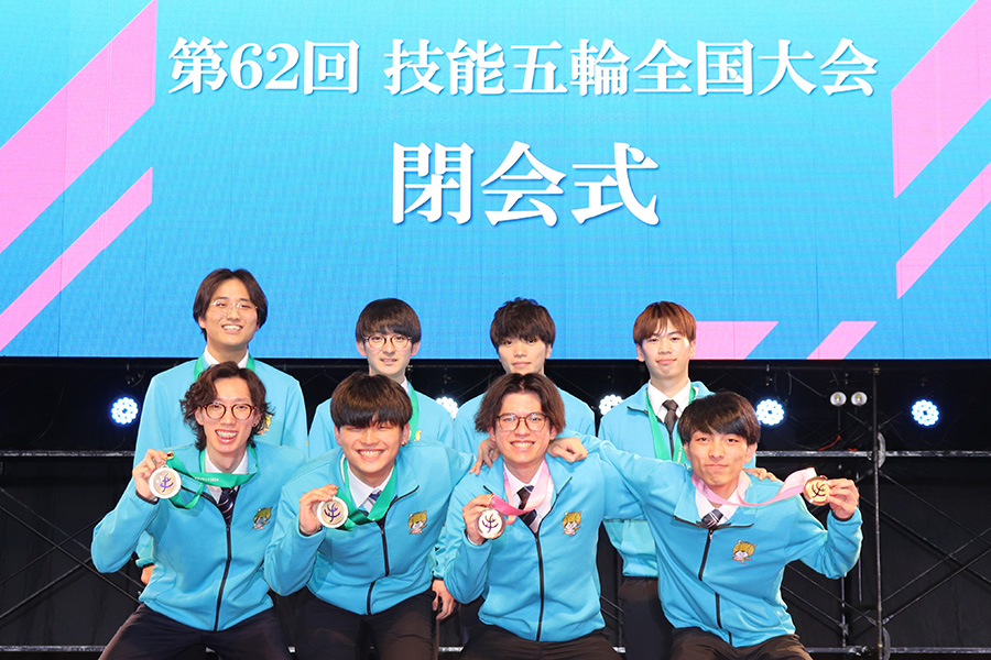 写真:第62回技能五輪全国大会の入賞者8人