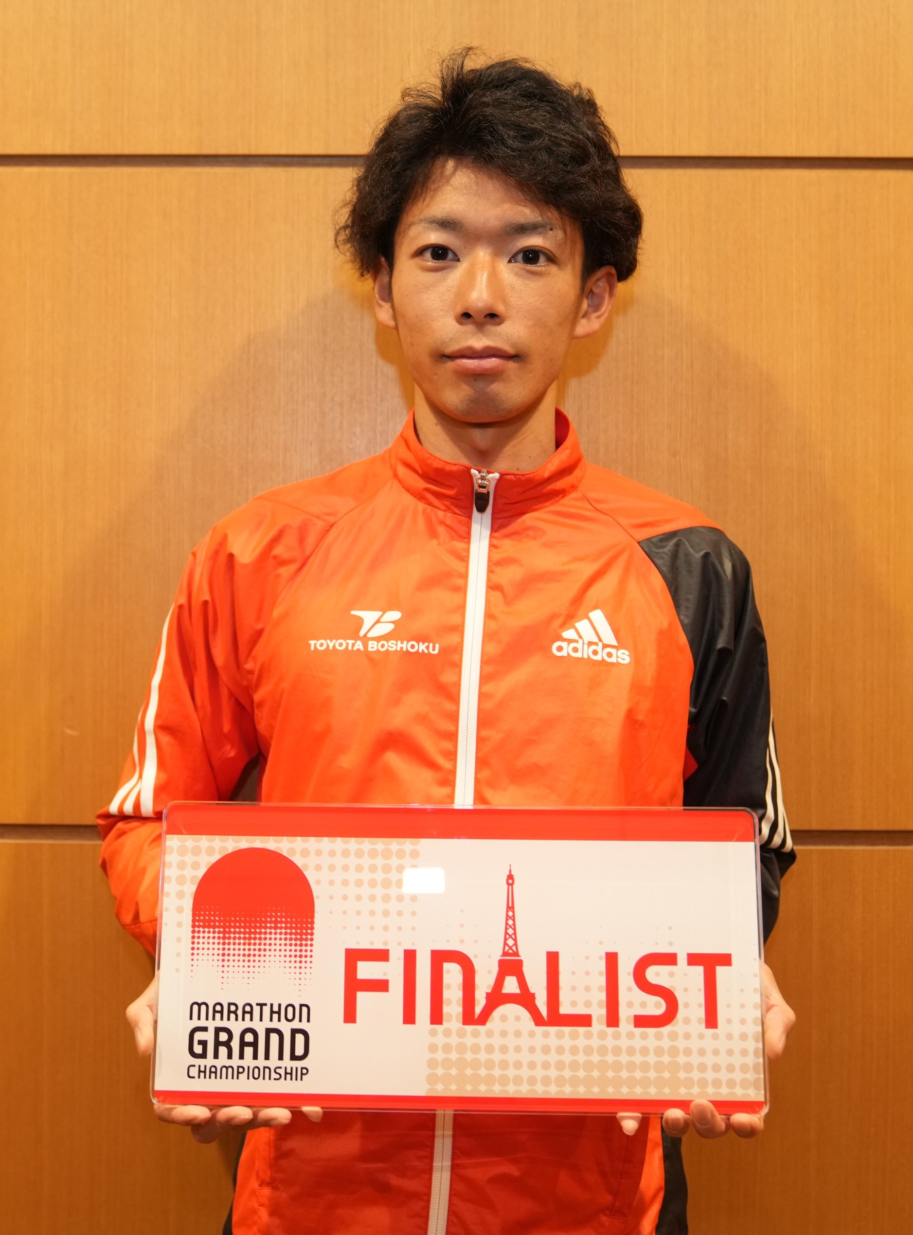 盾を持つ聞谷選手.jpg