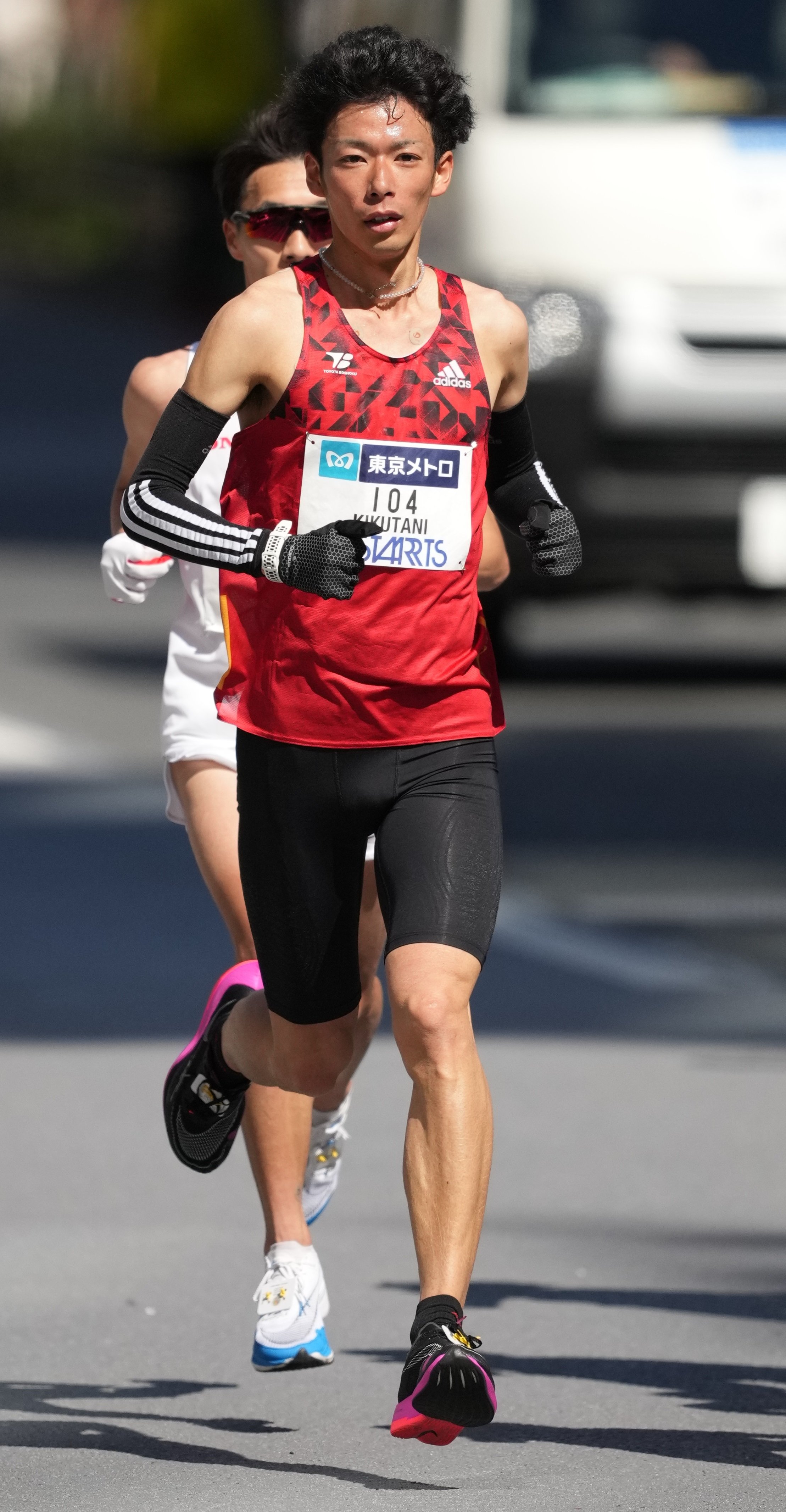 東京都内を走る聞谷選手.jpg